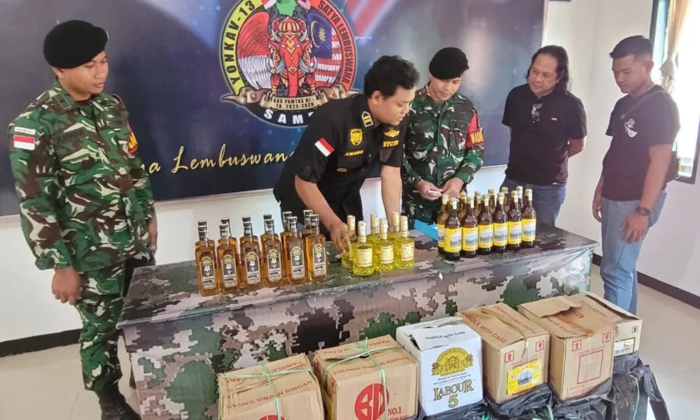 Di Jalur Tikus Perbatasan Satgas Pamtas Gagalkan Penyelundupan 722 Botol Miras Malaysia di Nunukan