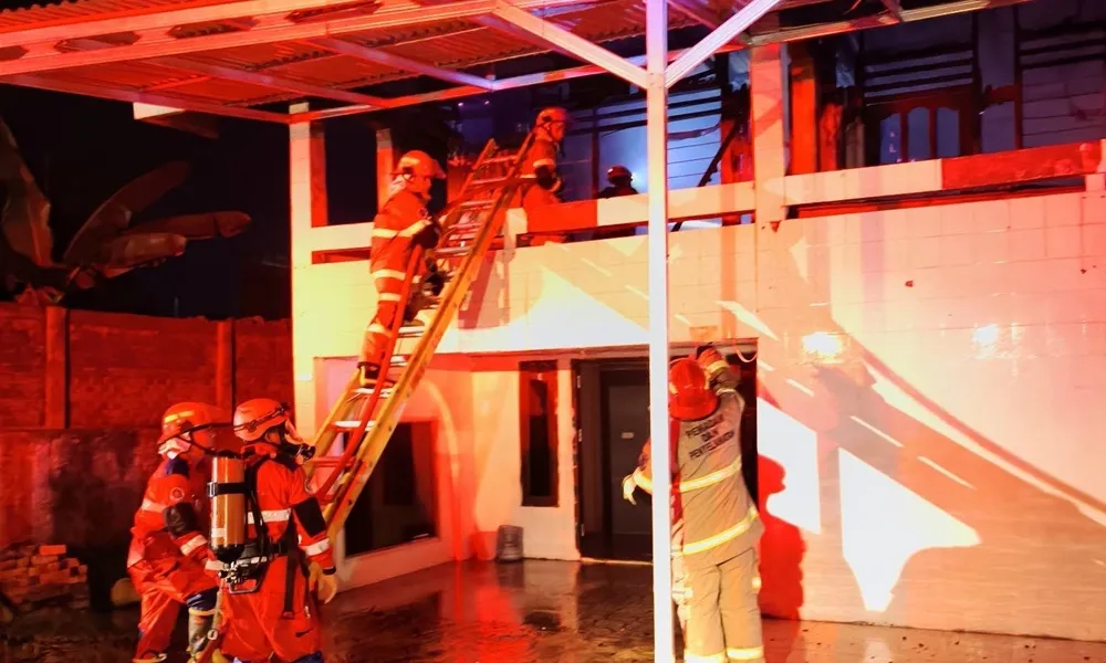 Dini Hari Mencekam, Kebakaran Hanguskan Tiga Rumah di Nunukan Tengah