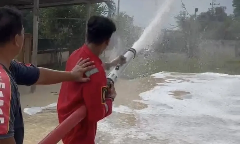 Damkar Nunukan Uji Nozel Busa, Strategi Efektif Jinakkan Kebakaran Cairan Mudah Terbakar