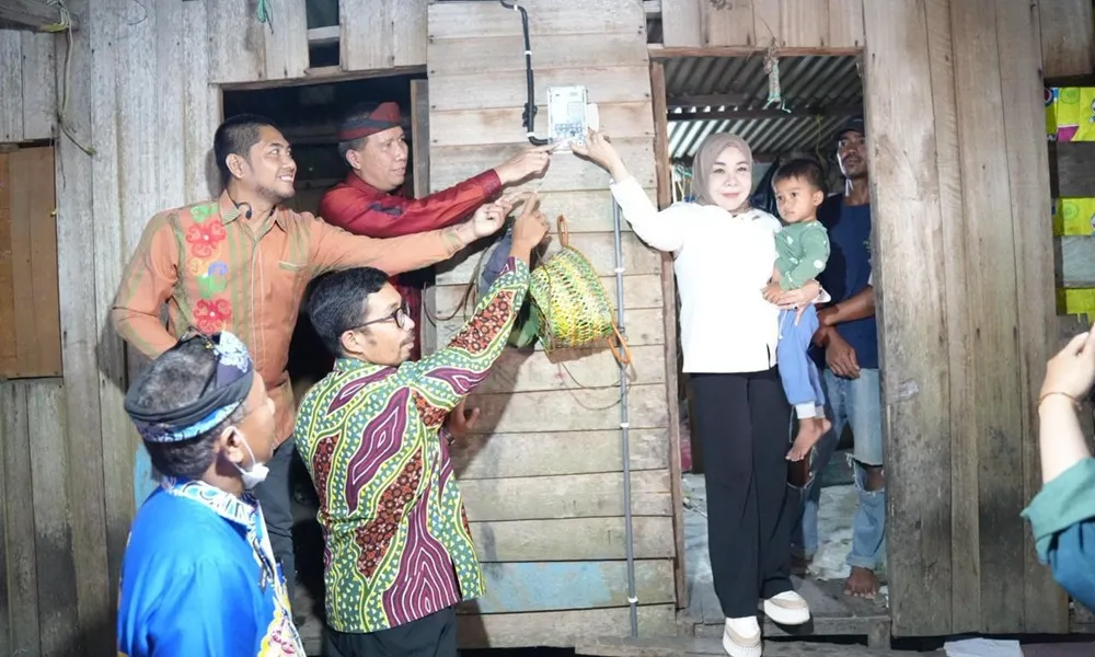 Listrik Resmi Mengalir di Binalatung, Hj. Rahmawati Tekankan Keamanan Instalasi