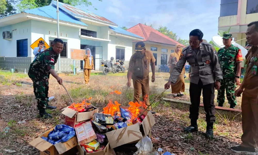 Pеmеrіntаh Kесаmаtаn Sebatik Utara Musnahkan Produk Kadaluwarsa Demi Lindungi Warga