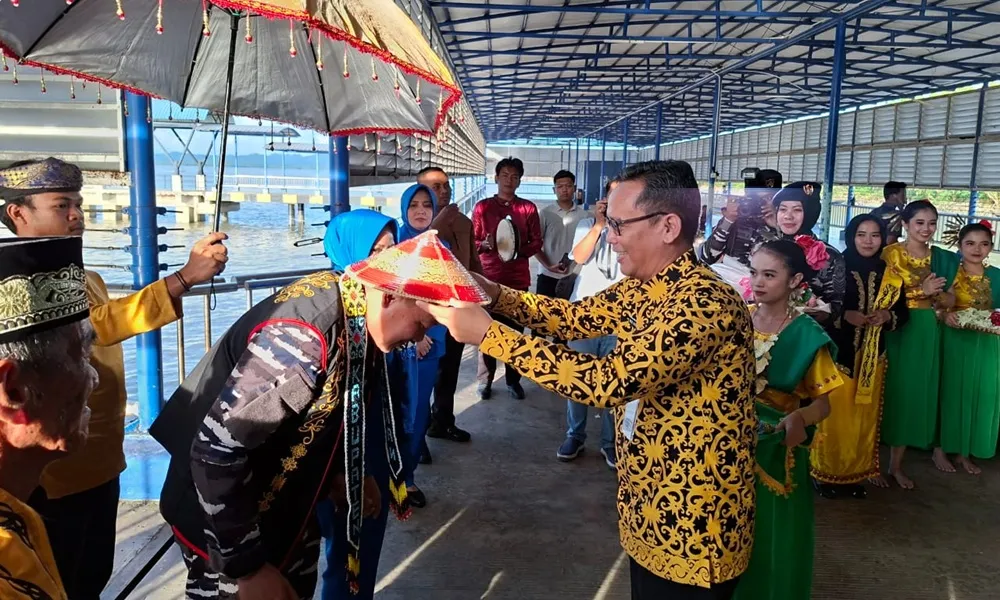 Tepung Tawar Jadi Simbol Kehormatan dalam Penyambutan Danlanal Baru di Nunukan