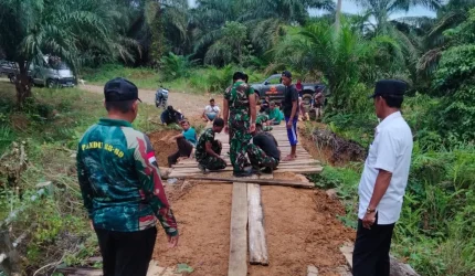 Gotong Royong Warga dan TNI, Jembatan Alternatif Sungai Limau Kini Siap Dilalui